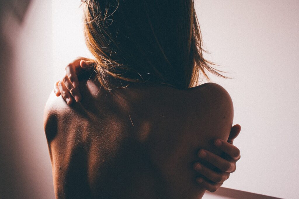 Donna con dolore cervicale correlato alla spalla